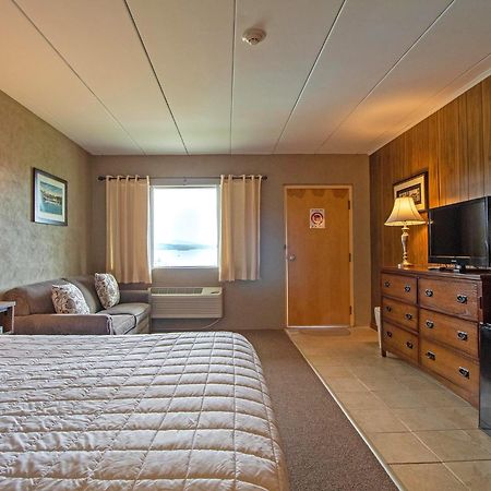 Half Moon Motel & Cottages Вейрс-Бич Экстерьер фото