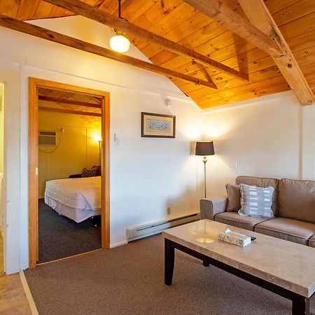 Half Moon Motel & Cottages Вейрс-Бич Экстерьер фото