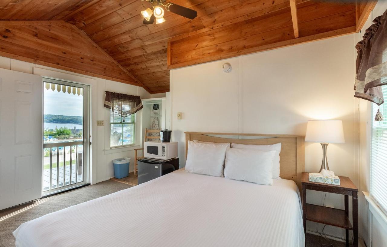 Half Moon Motel & Cottages Вейрс-Бич Экстерьер фото