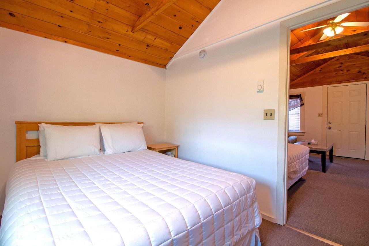 Half Moon Motel & Cottages Вейрс-Бич Экстерьер фото
