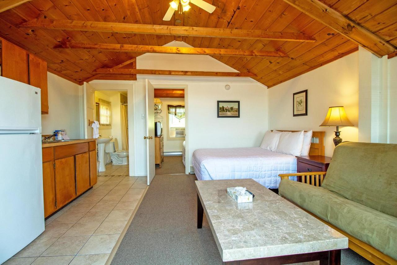 Half Moon Motel & Cottages Вейрс-Бич Экстерьер фото