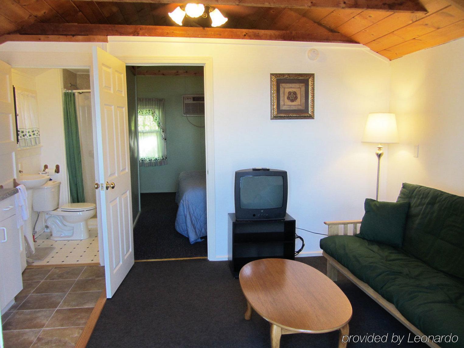 Half Moon Motel & Cottages Вейрс-Бич Экстерьер фото