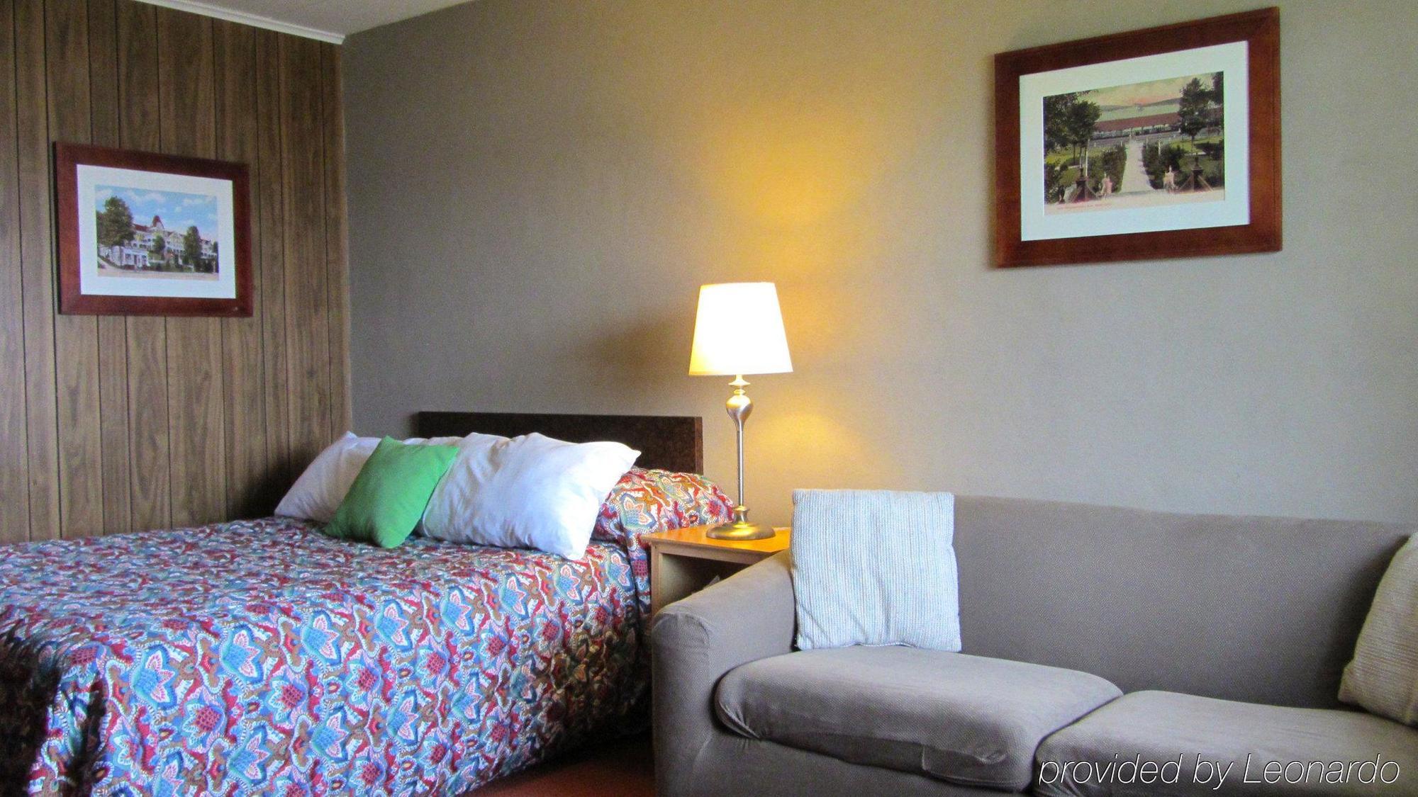 Half Moon Motel & Cottages Вейрс-Бич Экстерьер фото