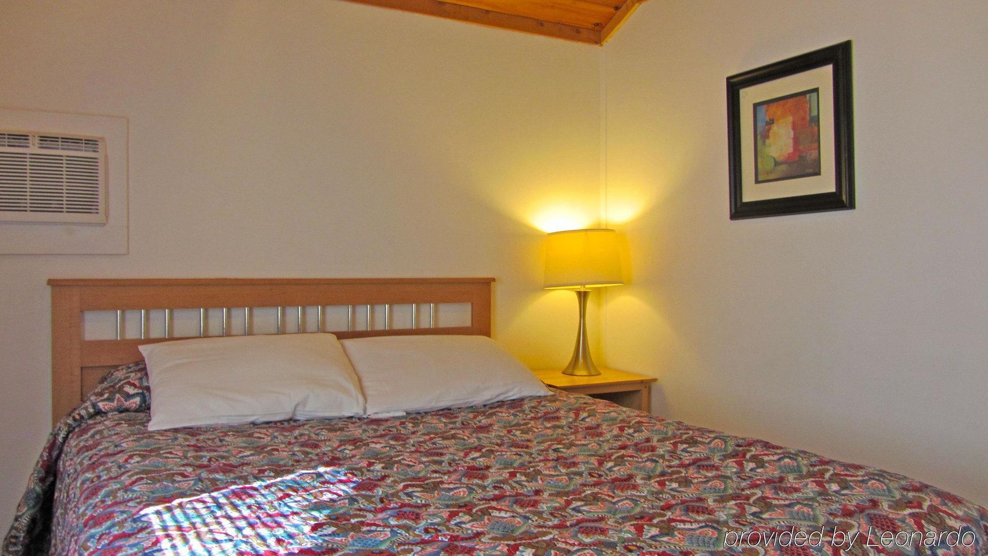 Half Moon Motel & Cottages Вейрс-Бич Экстерьер фото