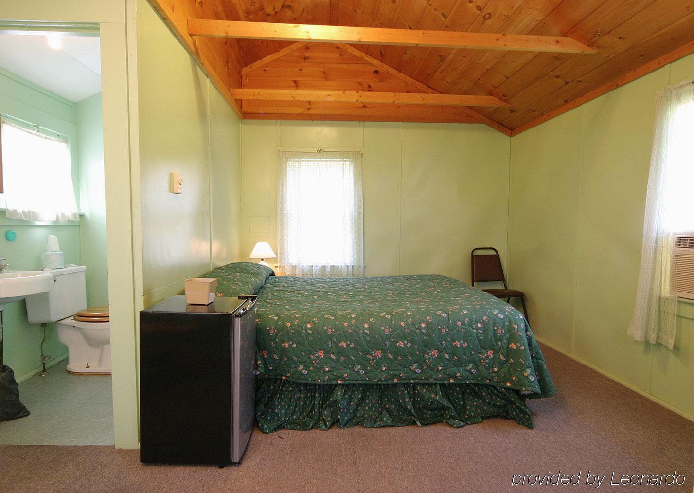 Half Moon Motel & Cottages Вейрс-Бич Номер фото