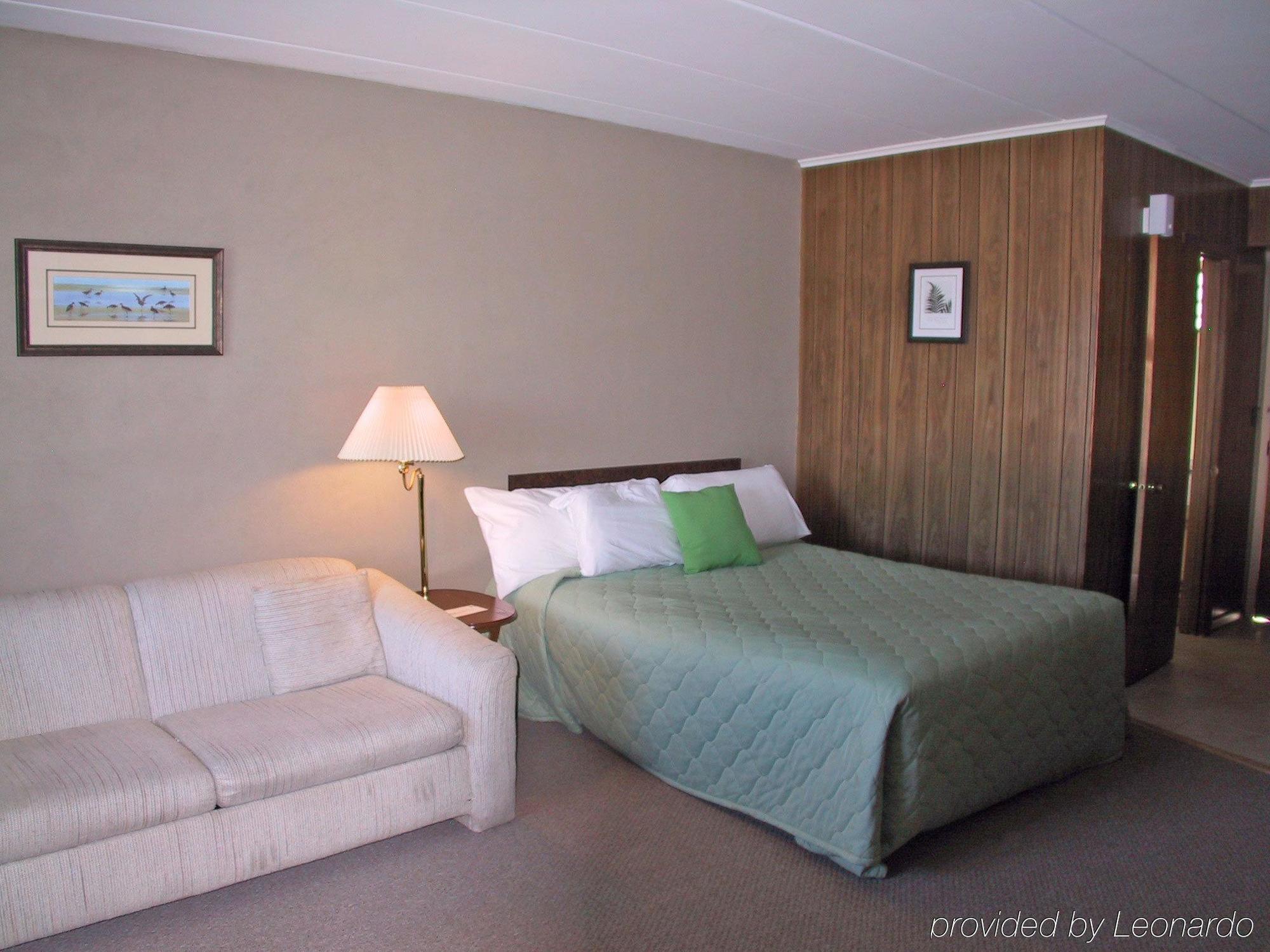Half Moon Motel & Cottages Вейрс-Бич Экстерьер фото