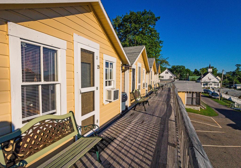 Half Moon Motel & Cottages Вейрс-Бич Экстерьер фото