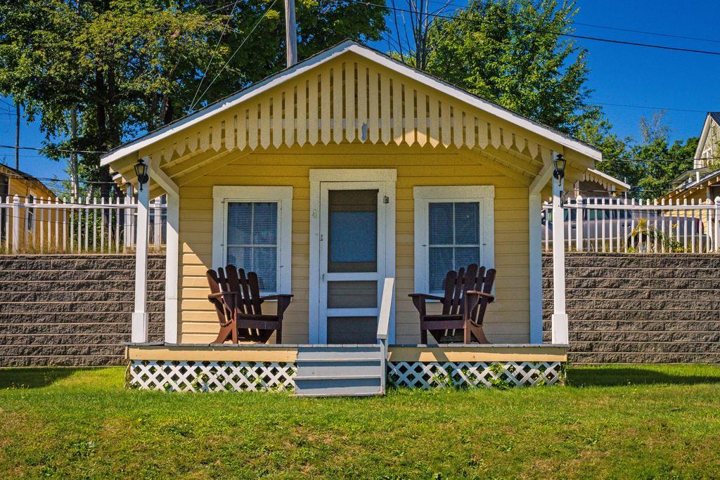 Half Moon Motel & Cottages Вейрс-Бич Экстерьер фото