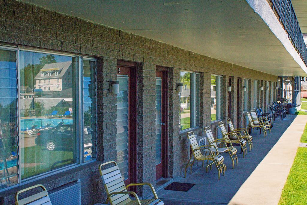 Half Moon Motel & Cottages Вейрс-Бич Экстерьер фото