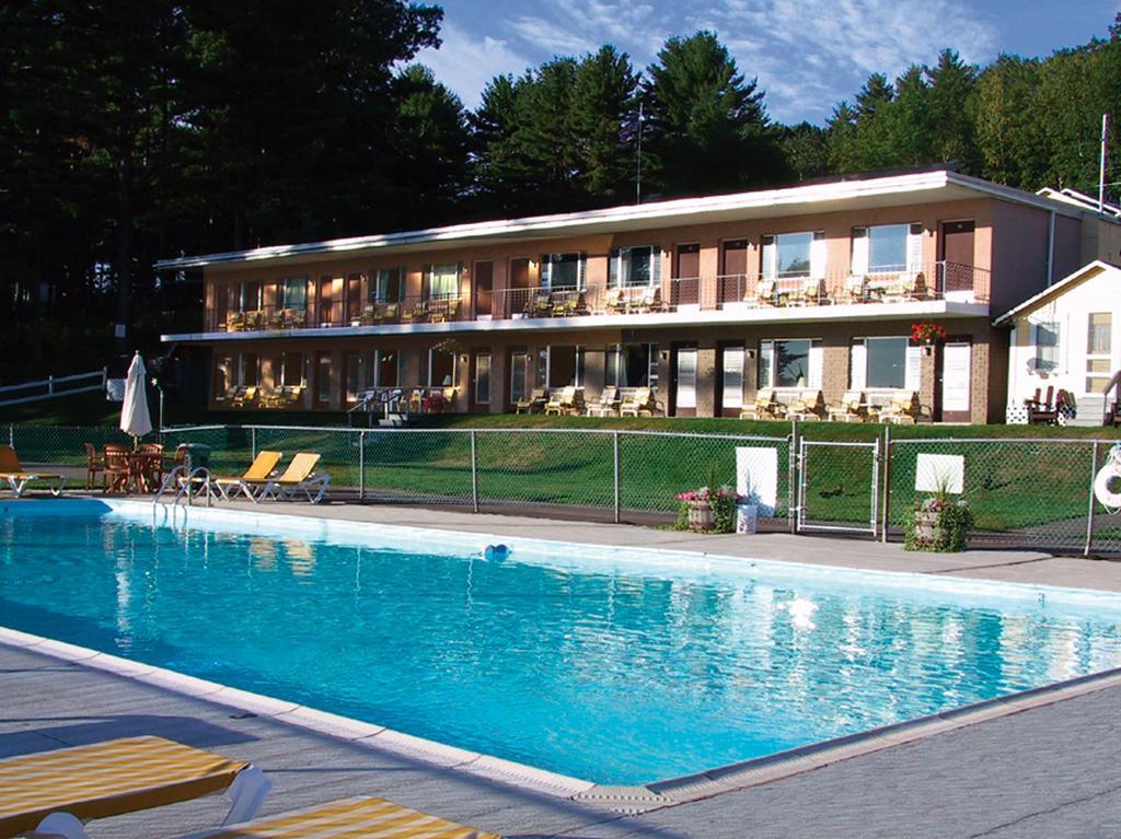 Half Moon Motel & Cottages Вейрс-Бич Экстерьер фото