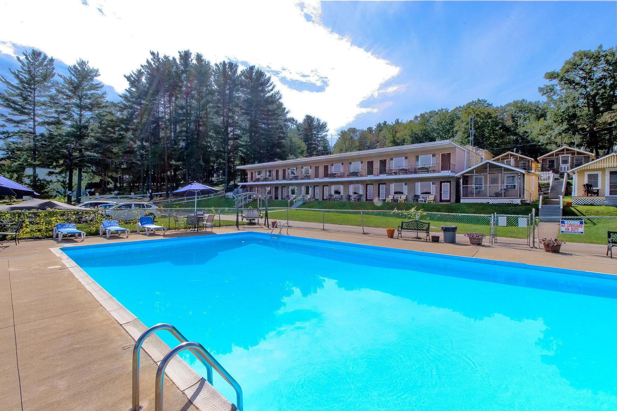 Half Moon Motel & Cottages Вейрс-Бич Экстерьер фото