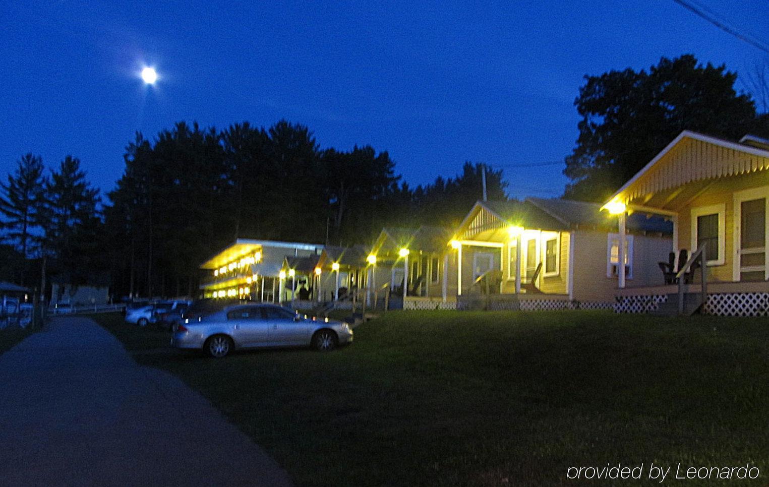 Half Moon Motel & Cottages Вейрс-Бич Экстерьер фото
