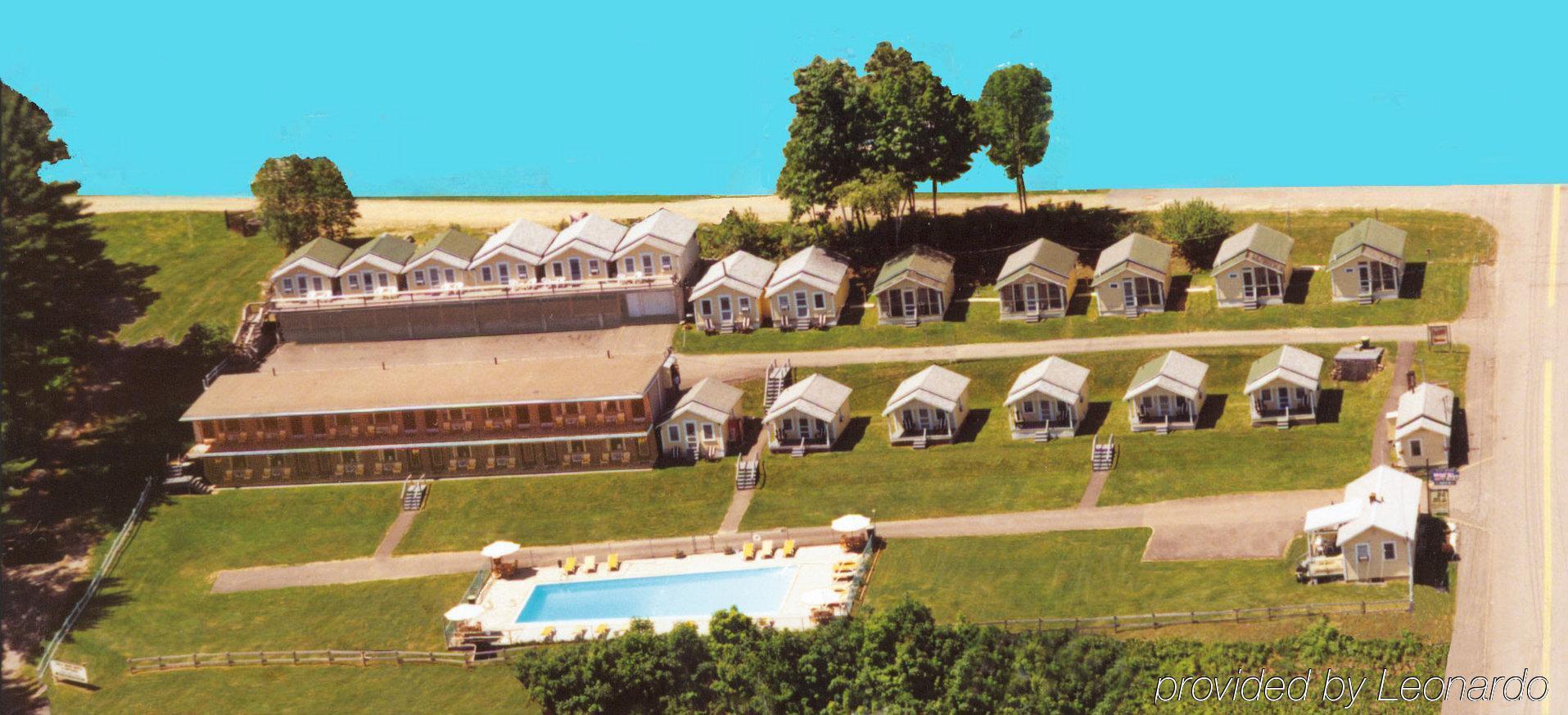 Half Moon Motel & Cottages Вейрс-Бич Экстерьер фото