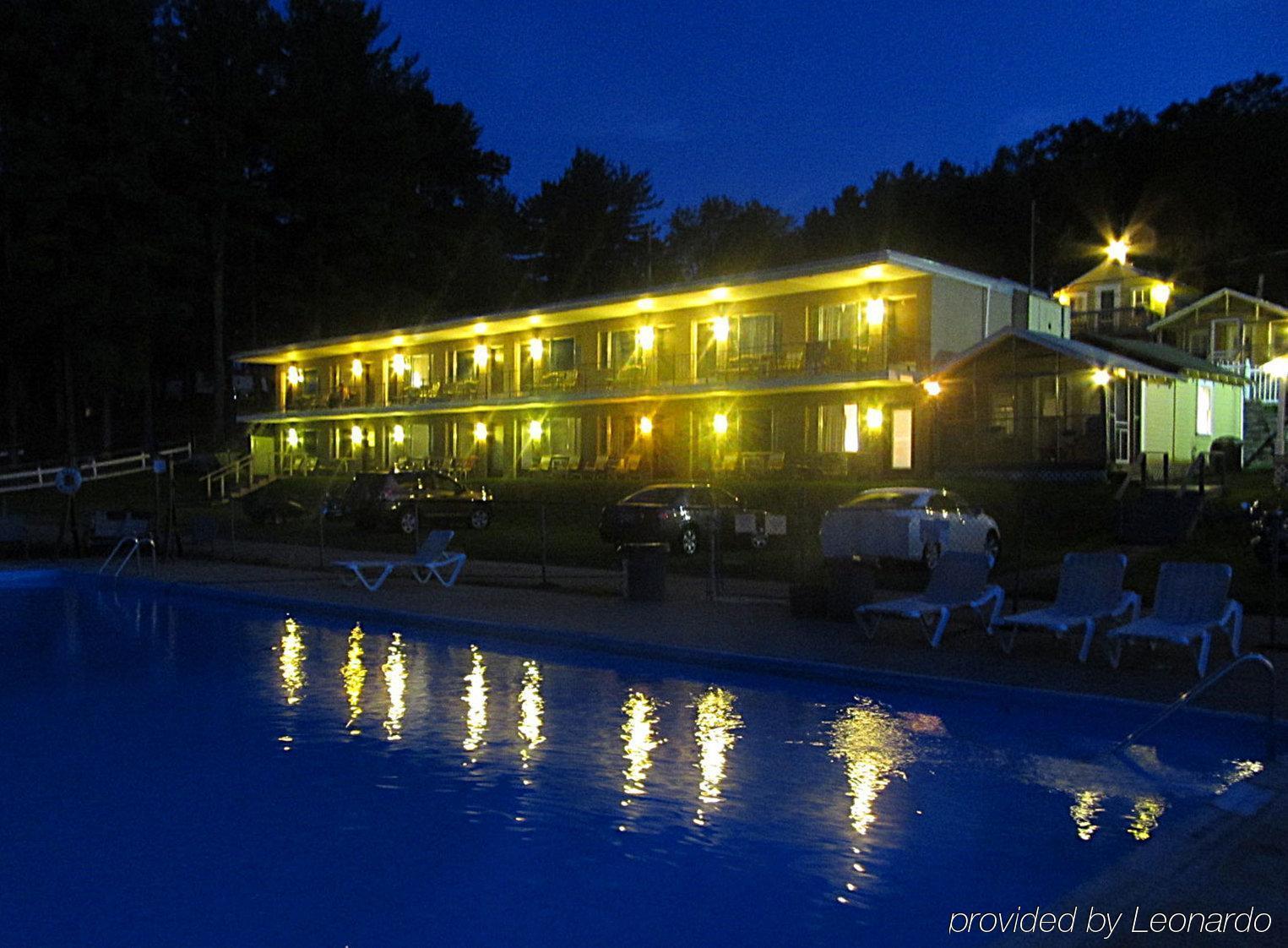 Half Moon Motel & Cottages Вейрс-Бич Экстерьер фото