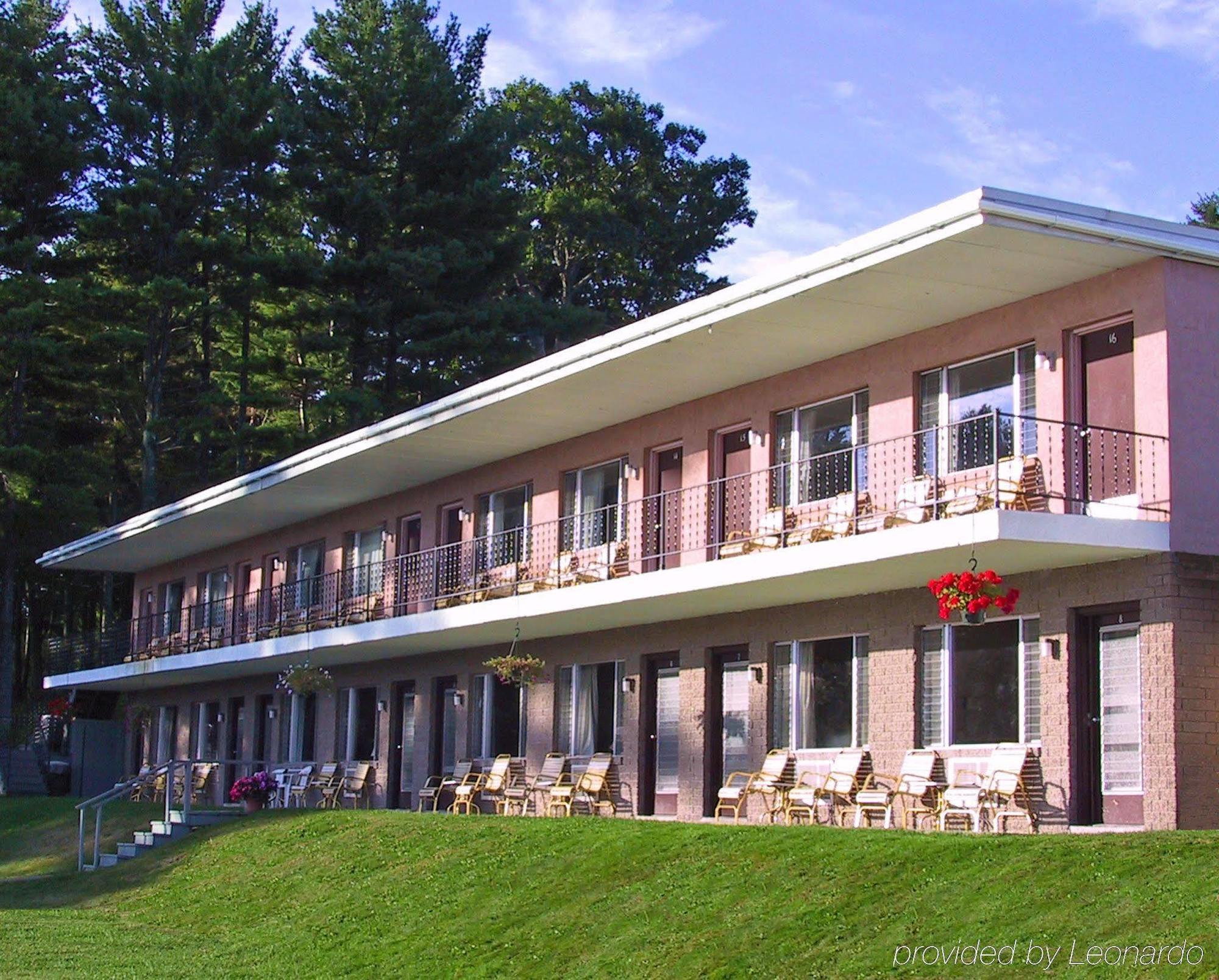 Half Moon Motel & Cottages Вейрс-Бич Экстерьер фото