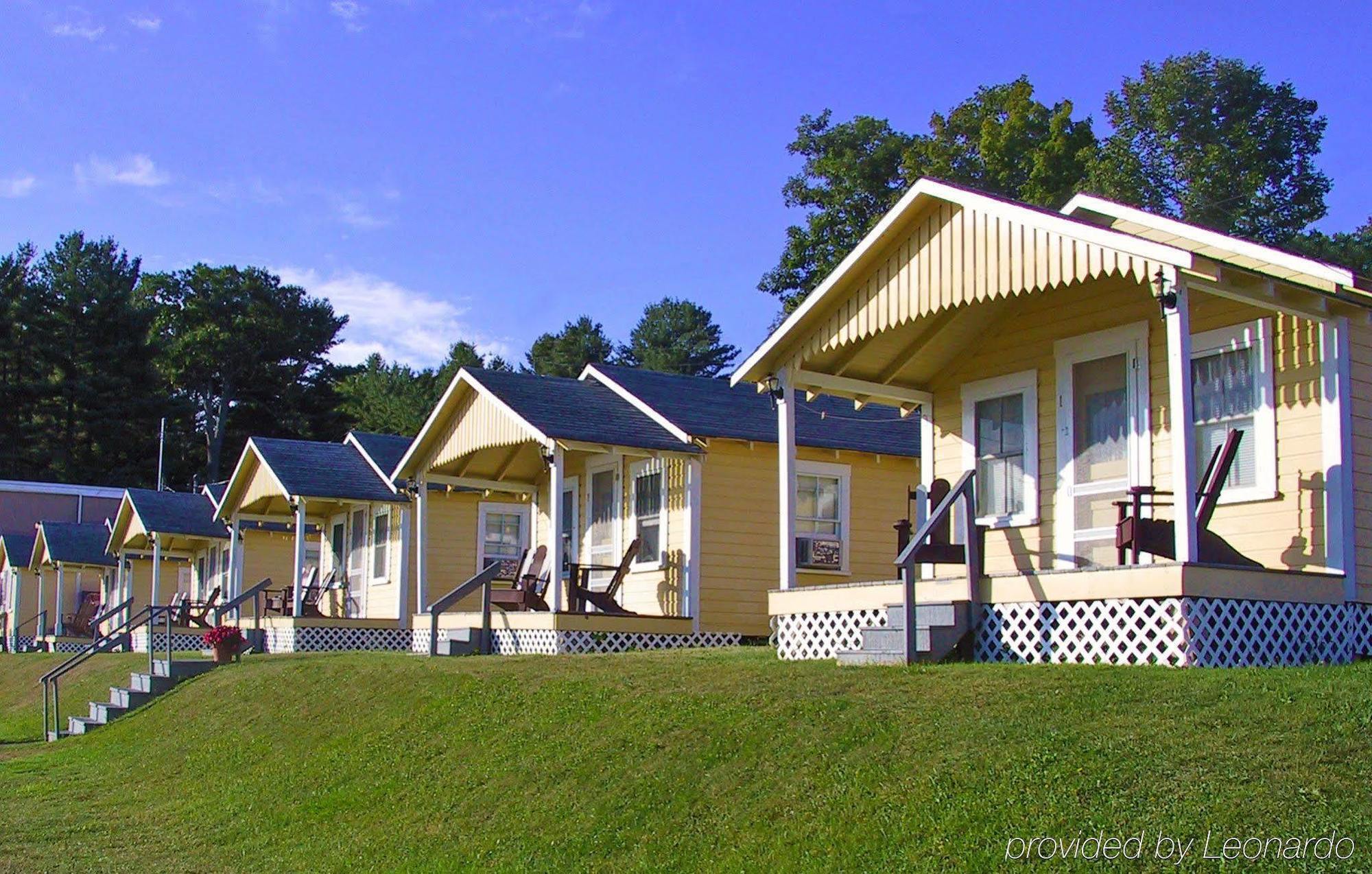 Half Moon Motel & Cottages Вейрс-Бич Экстерьер фото