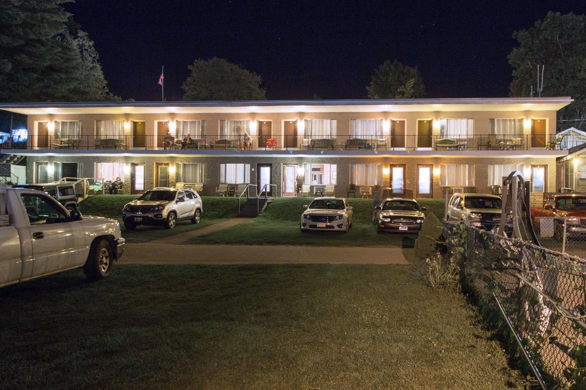 Half Moon Motel & Cottages Вейрс-Бич Экстерьер фото