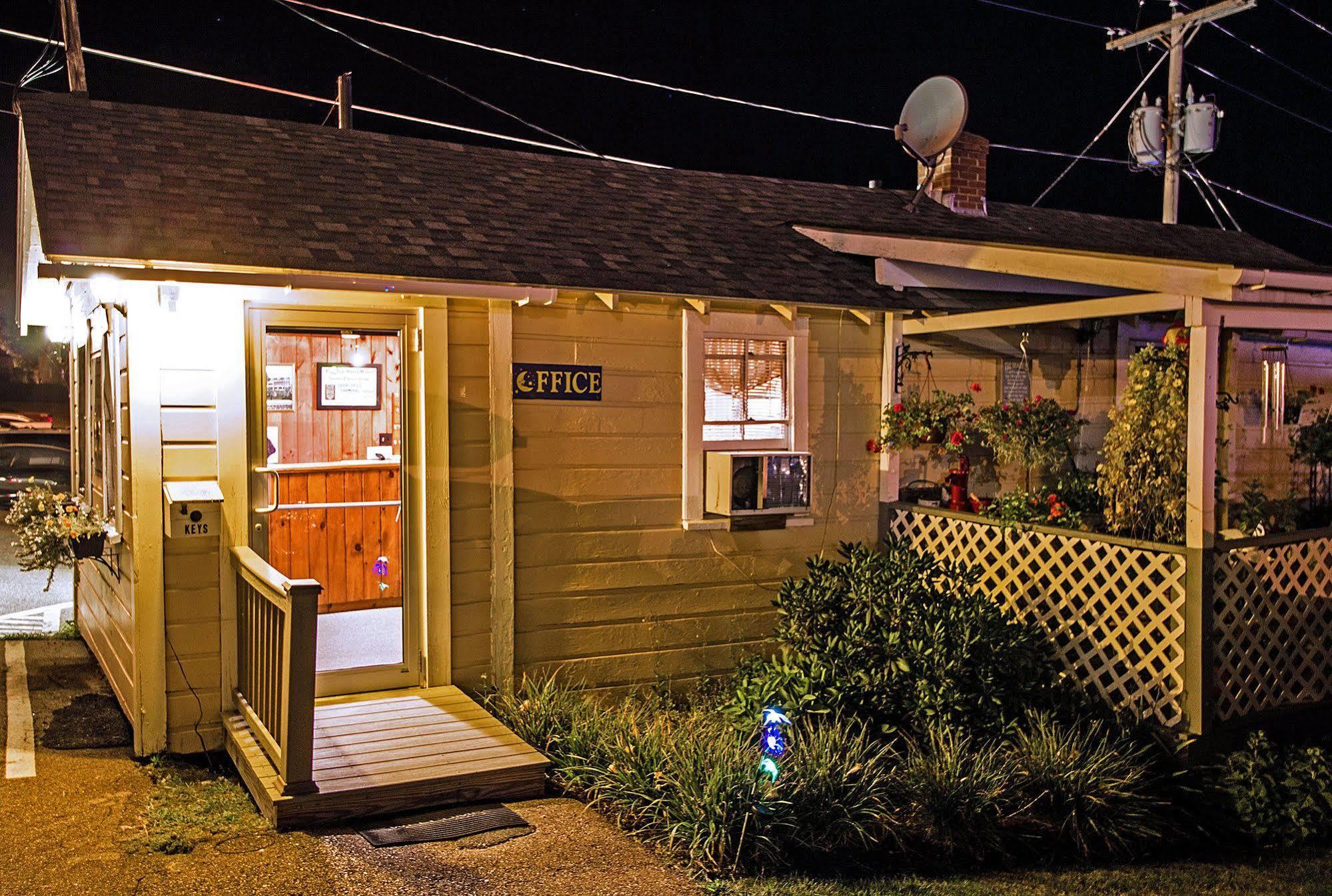 Half Moon Motel & Cottages Вейрс-Бич Экстерьер фото