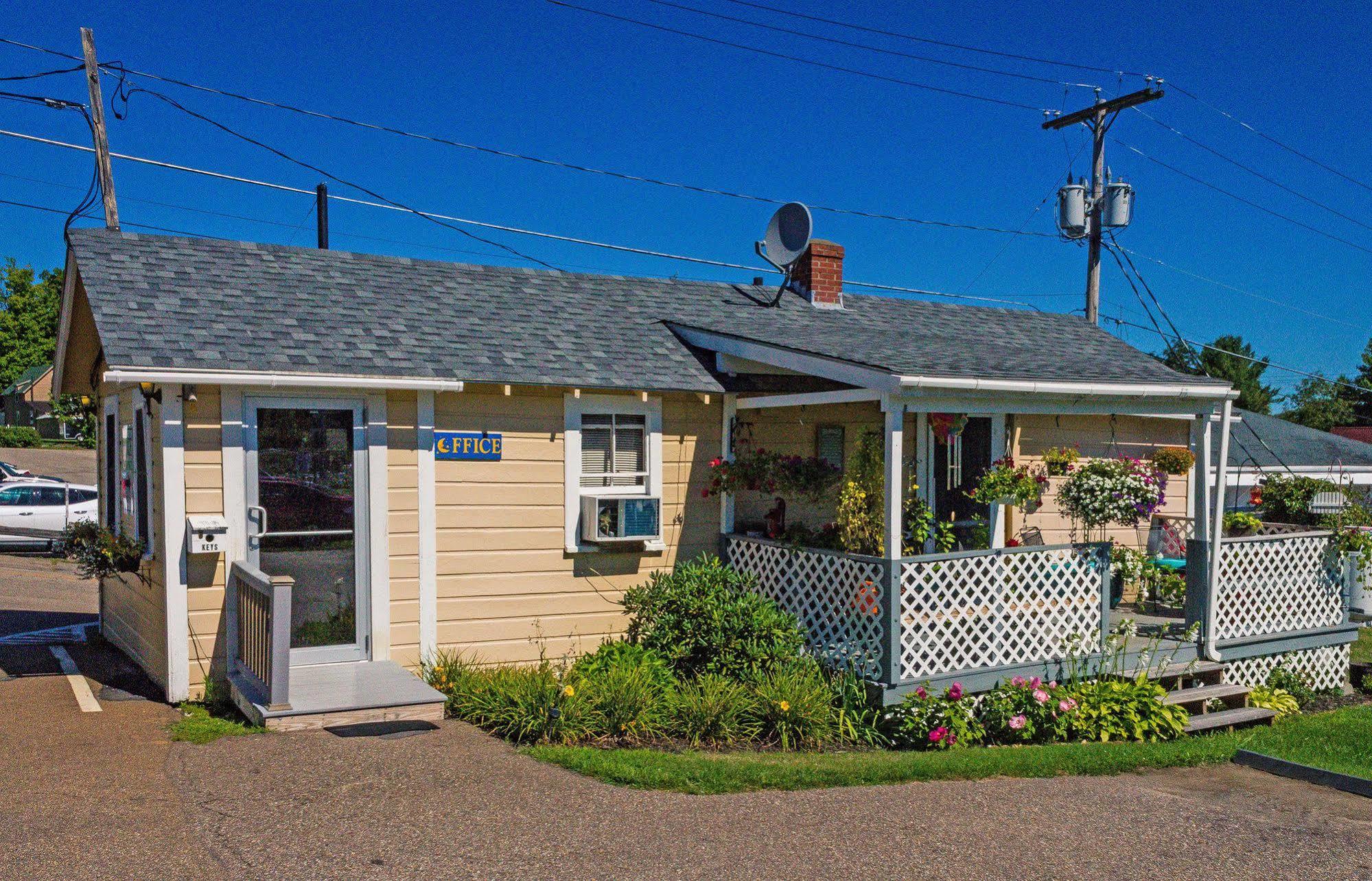 Half Moon Motel & Cottages Вейрс-Бич Экстерьер фото